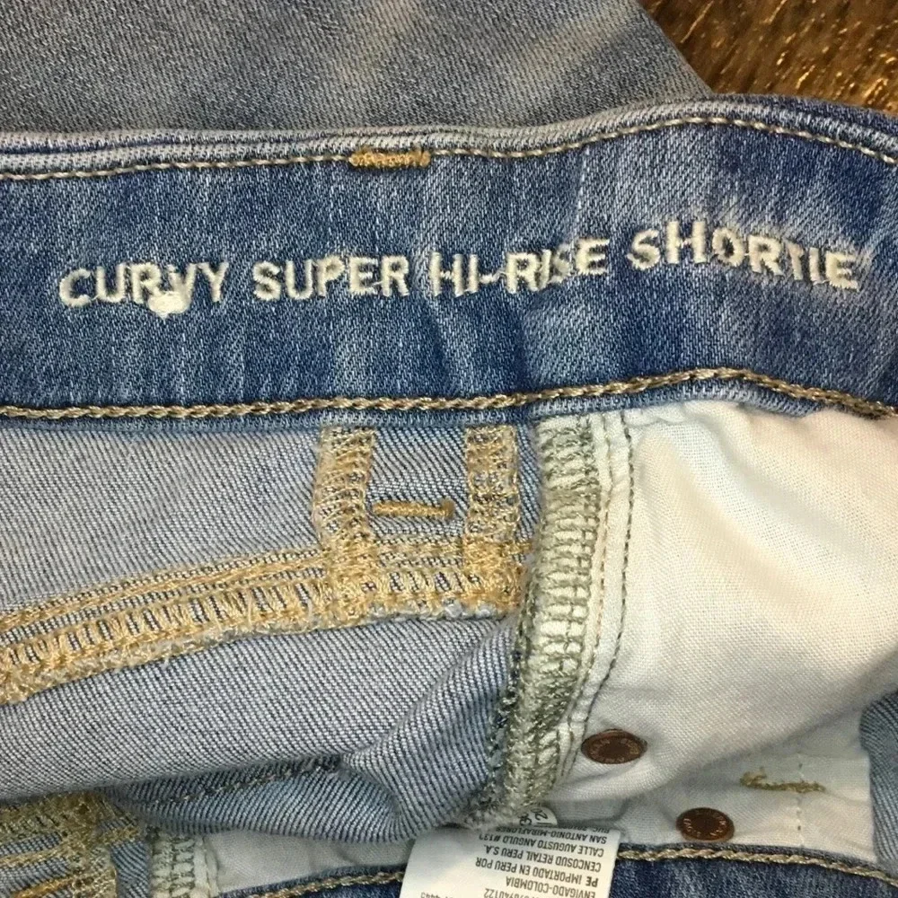 American Eagle Outfitters Curvy Super High Rise Light Wash Denim Shorts Size 0